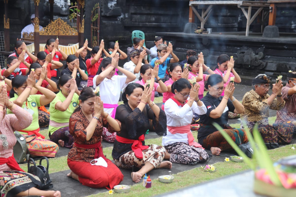 TP PKK Badung Laksanakan Gerakan Bersih-Bersih di Pura Dalem Lambing Desa Sibang Kaja